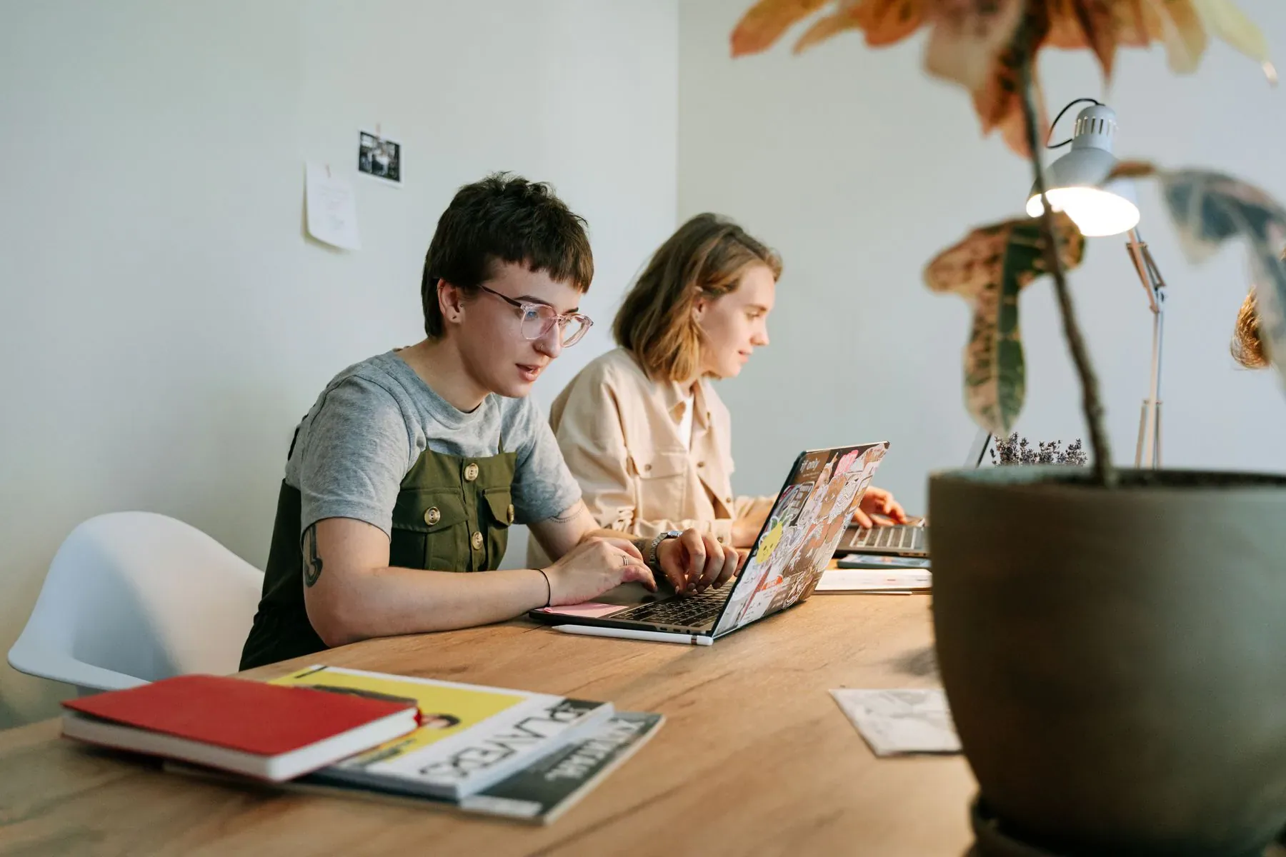 Symbolbild einer operativen Zusammenarbeit an Laptops