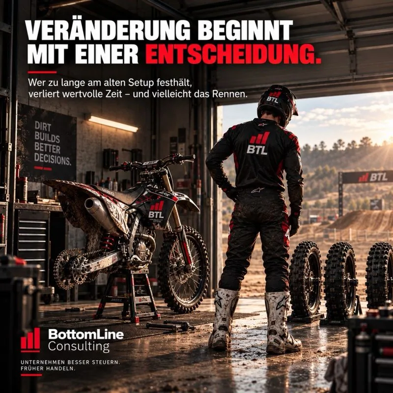 Motocross-Fahrer in einer Werkstatt. Veränderung beginnt mit einer Entscheidung.